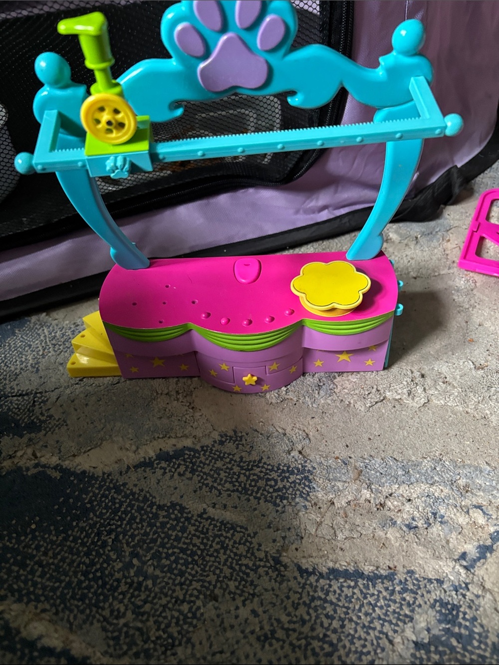 Vintage Polly Pocket Dazzlin Pet Show. Comes with only what is in picture